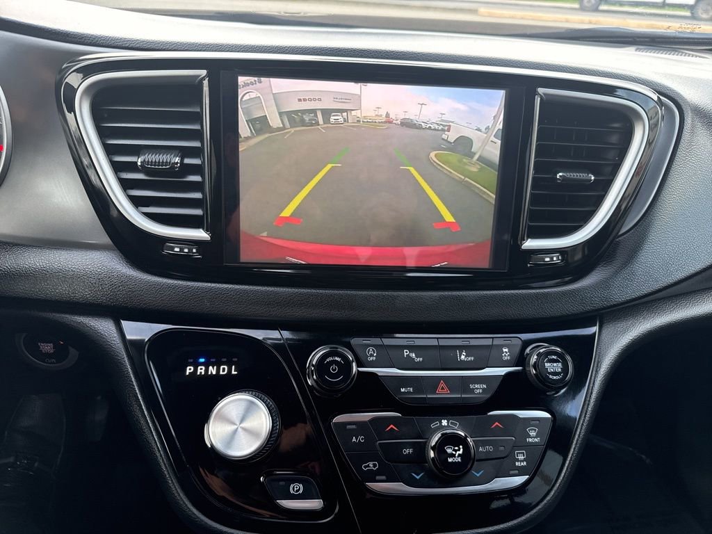 Used 2025 Chrysler Pacifica Select image 27