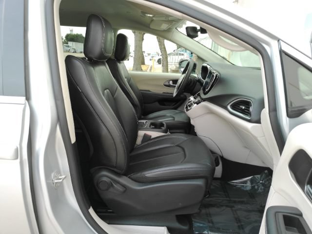 Used 2024 Chrysler Pacifica Touring-L FWD image 21