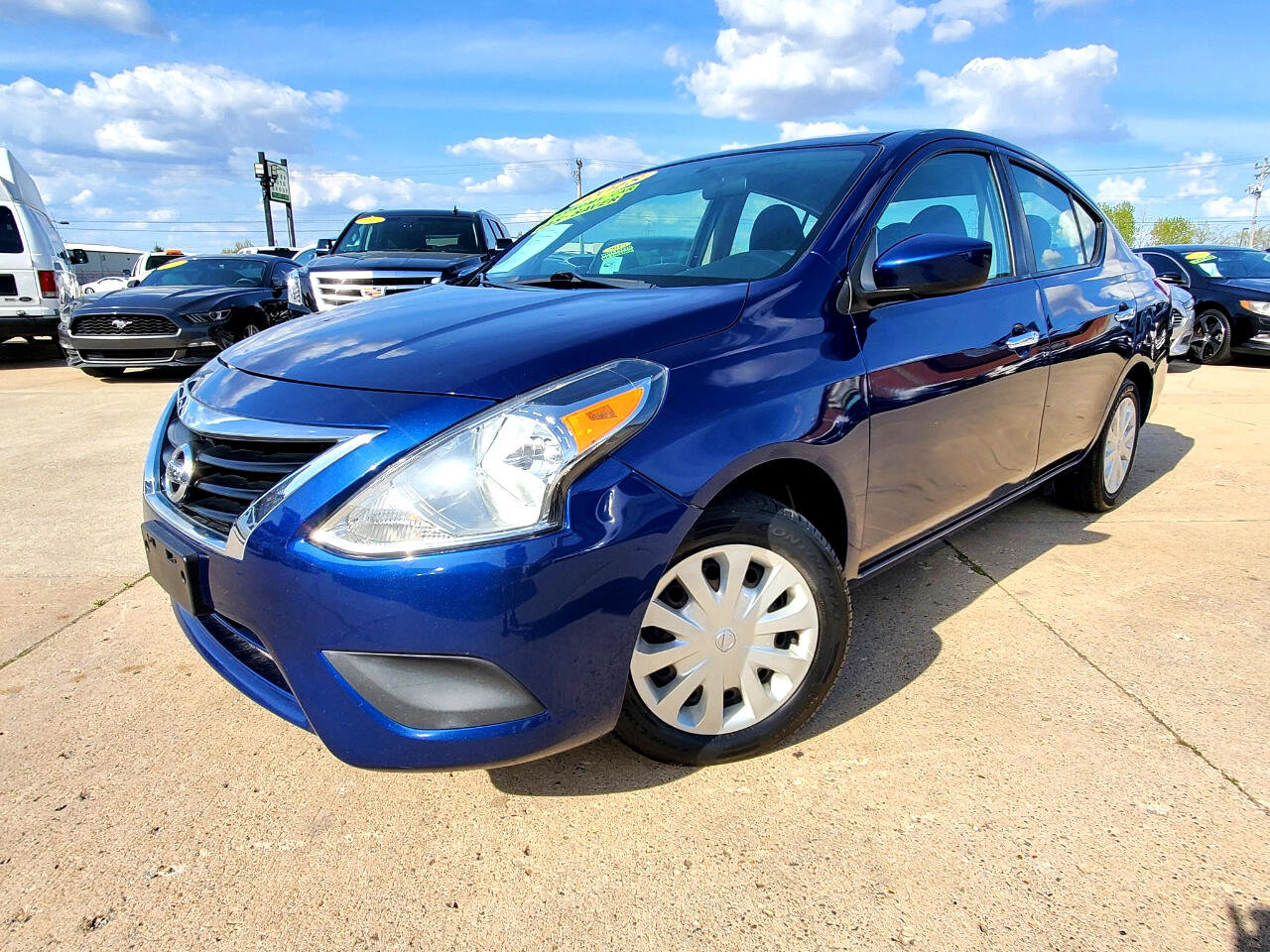 Used 2018 Nissan Versa SV image 3