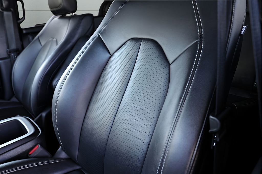 Used 2025 Chrysler Pacifica Select image 47