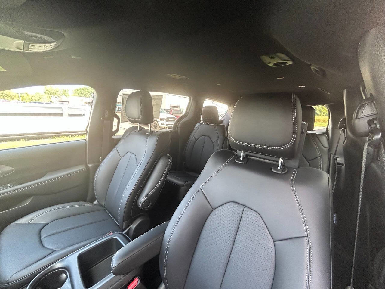 New 2026 Chrysler Pacifica Select image 9