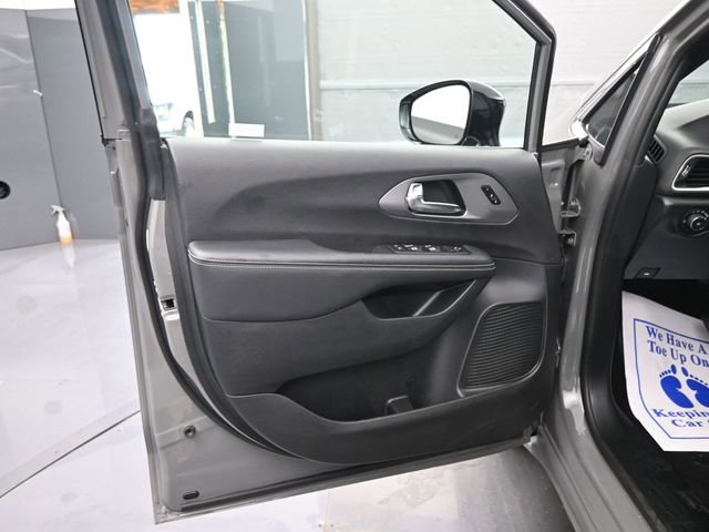Used 2025 Chrysler Pacifica Select image 12