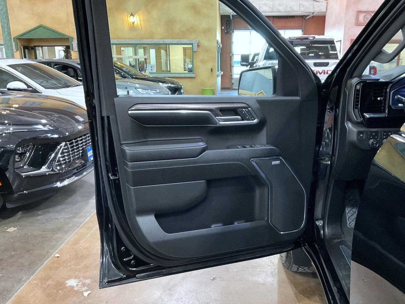 Used 2024 Chevrolet Silverado 1500 LTZ AWD/4WD image 9