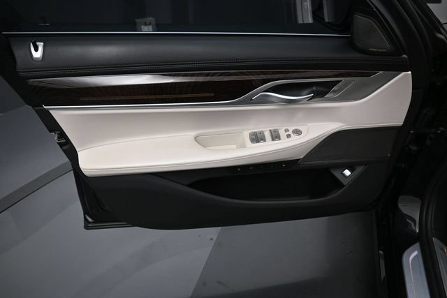 Used 2022 BMW 750i xDrive w/ Luxury Rear Seating Package AWD/4WD image 11