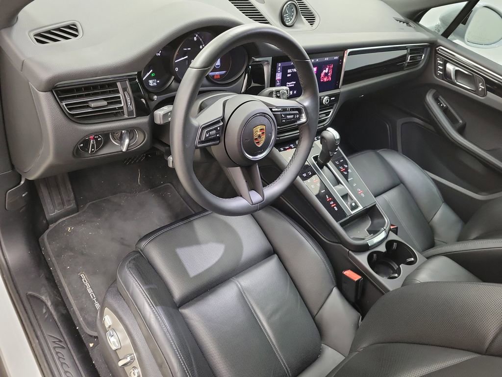 Used 2025 Porsche Macan image 19