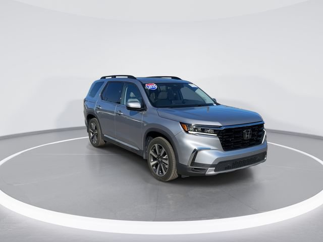 Used 2025 Honda Pilot Touring image 1