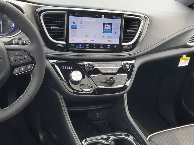New 2027 Chrysler Pacifica Limited w/ Family Tech Group AWD/4WD image 15