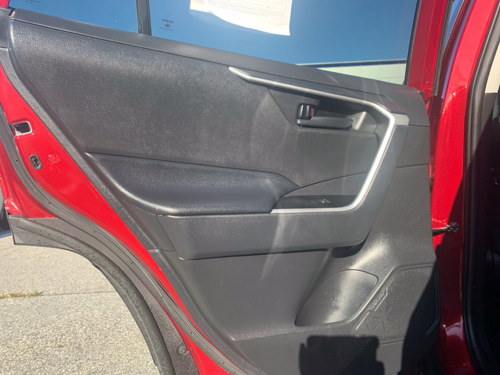 Used 2021 Toyota RAV4 LE AWD/4WD image 18