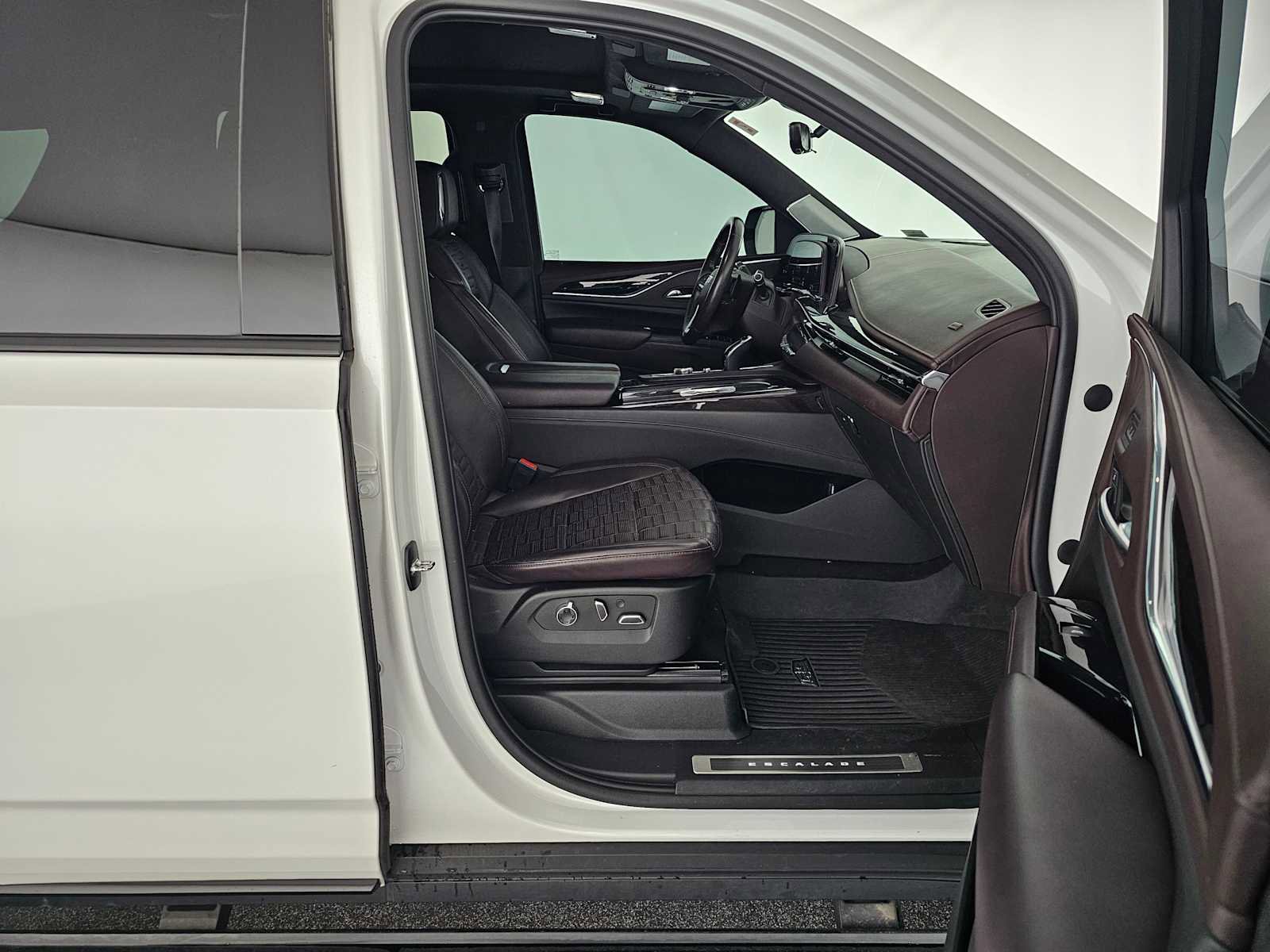 Used 2023 Cadillac Escalade Sport Platinum w/ LPO, ONYX Package image 10