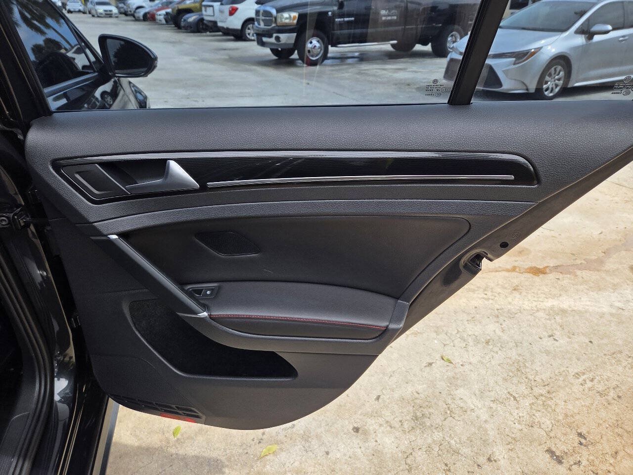 Used 2017 Volkswagen GTI SE FWD image 18