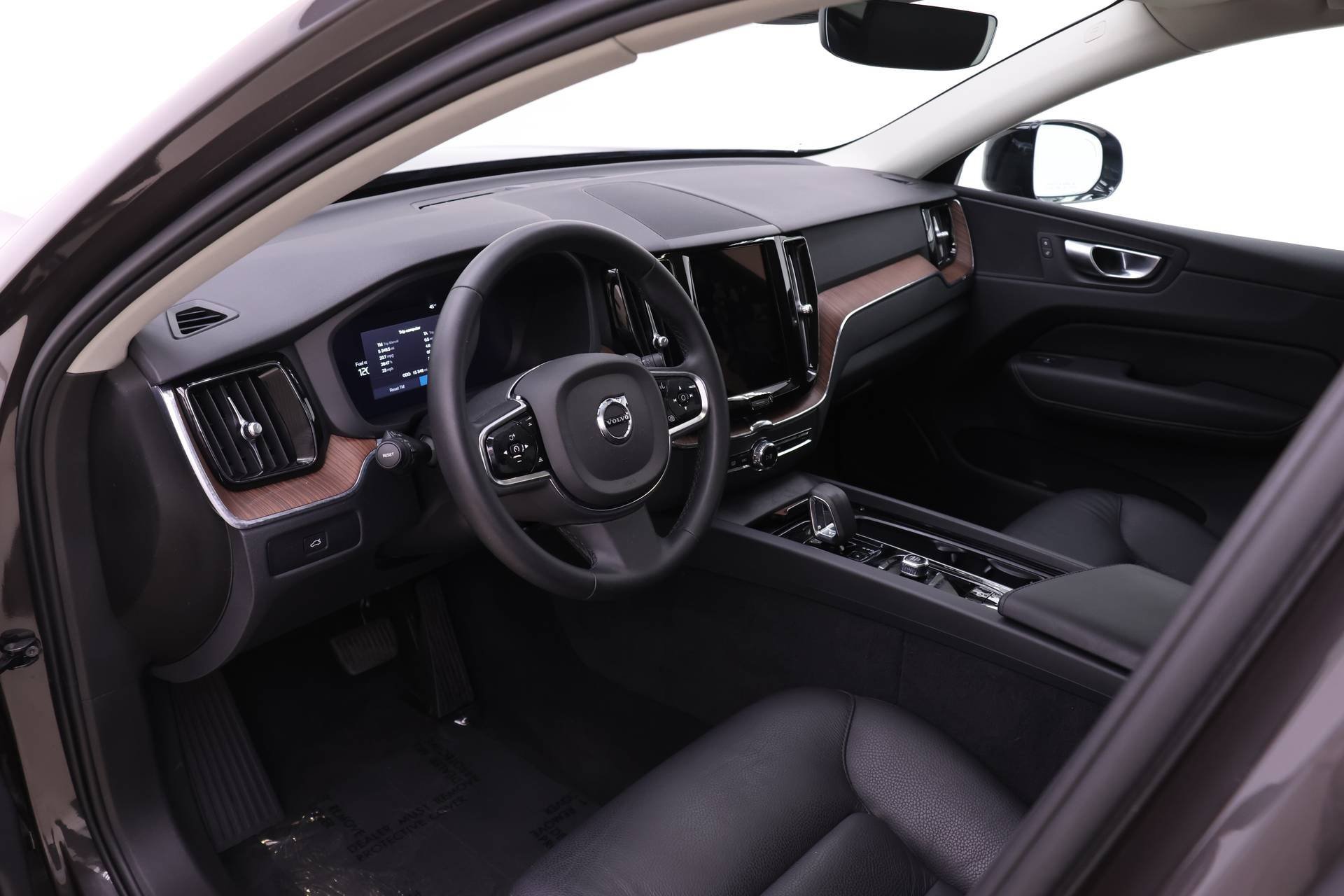 Certified 2024 Volvo XC60 B5 Plus image 6