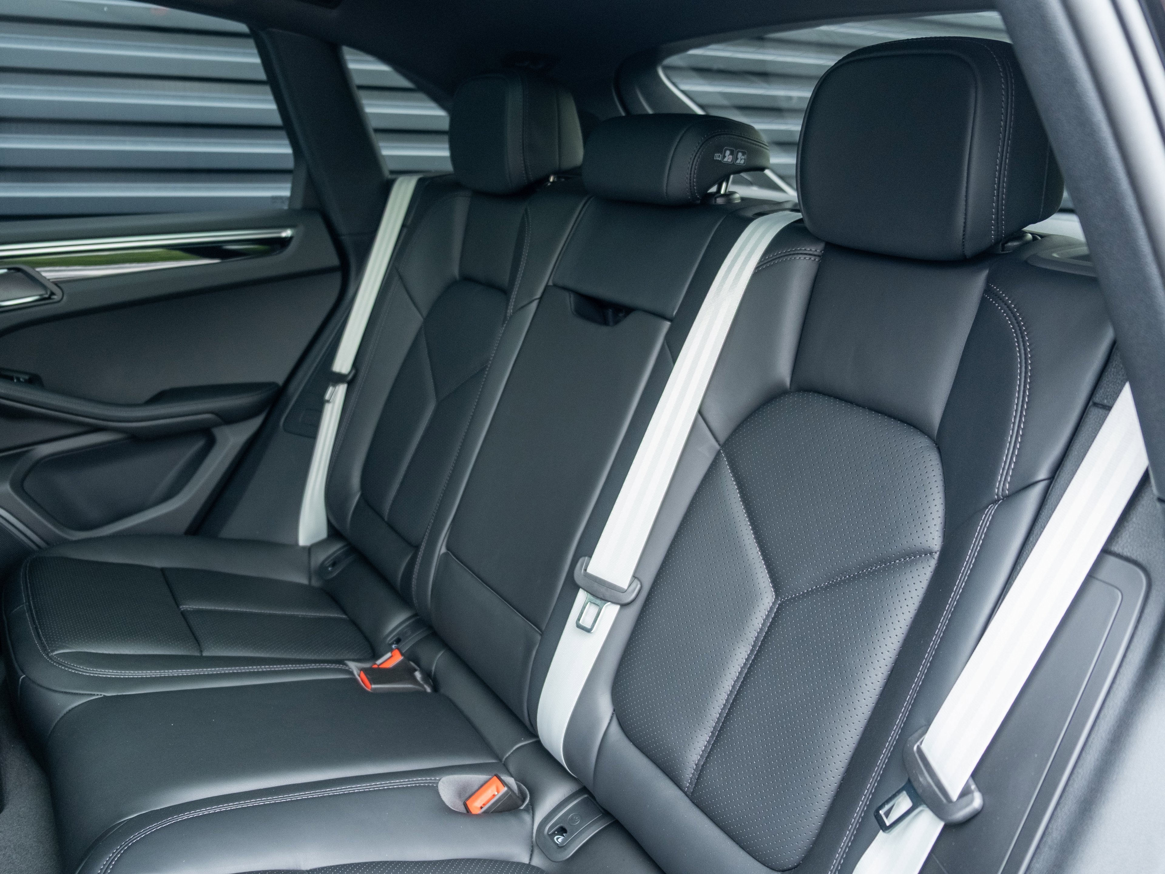 Certified 2025 Porsche Macan image 33