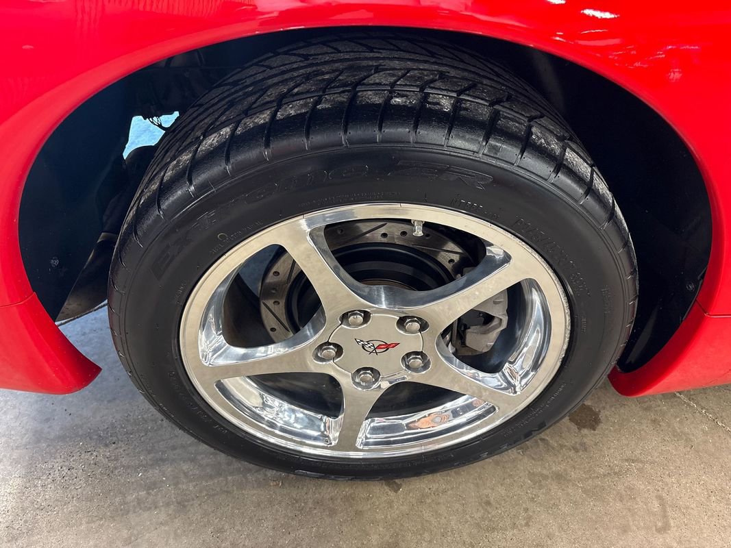 Used 2004 Chevrolet Corvette Coupe w/ Roof Package image 32