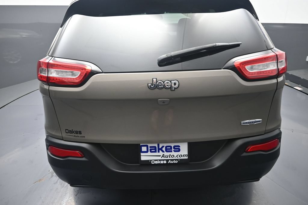 Used 2017 Jeep Cherokee Latitude w/ Cold Weather Group FWD image 29