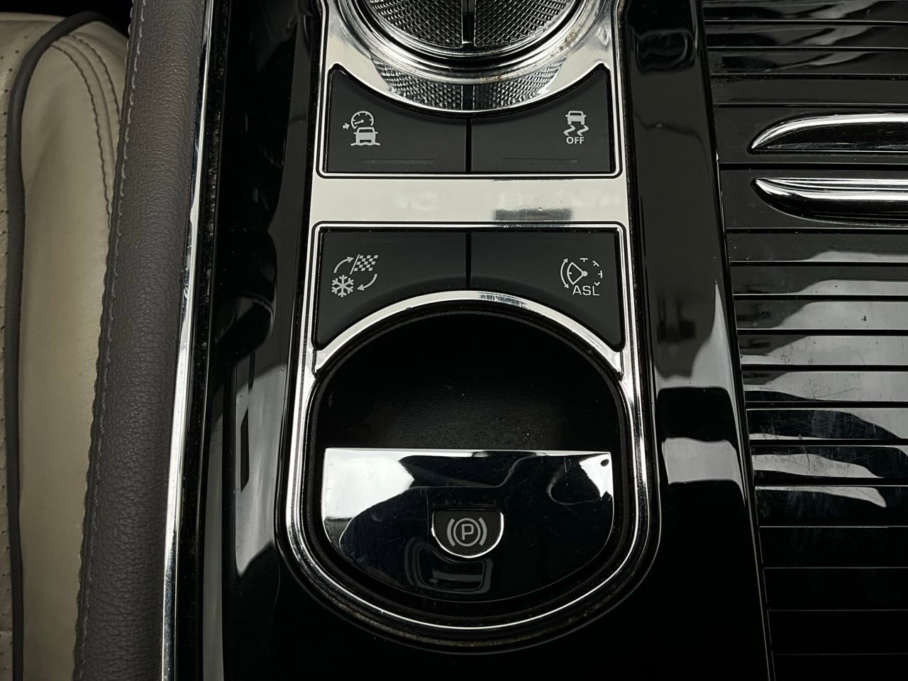 Used 2016 Jaguar XJ R-Sport image 27