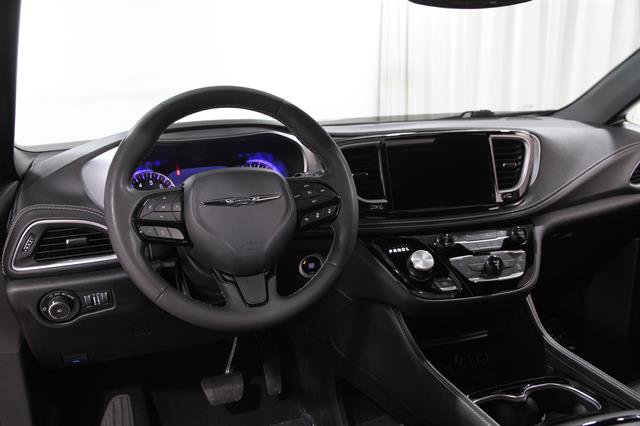 Used 2025 Chrysler Pacifica Limited image 6