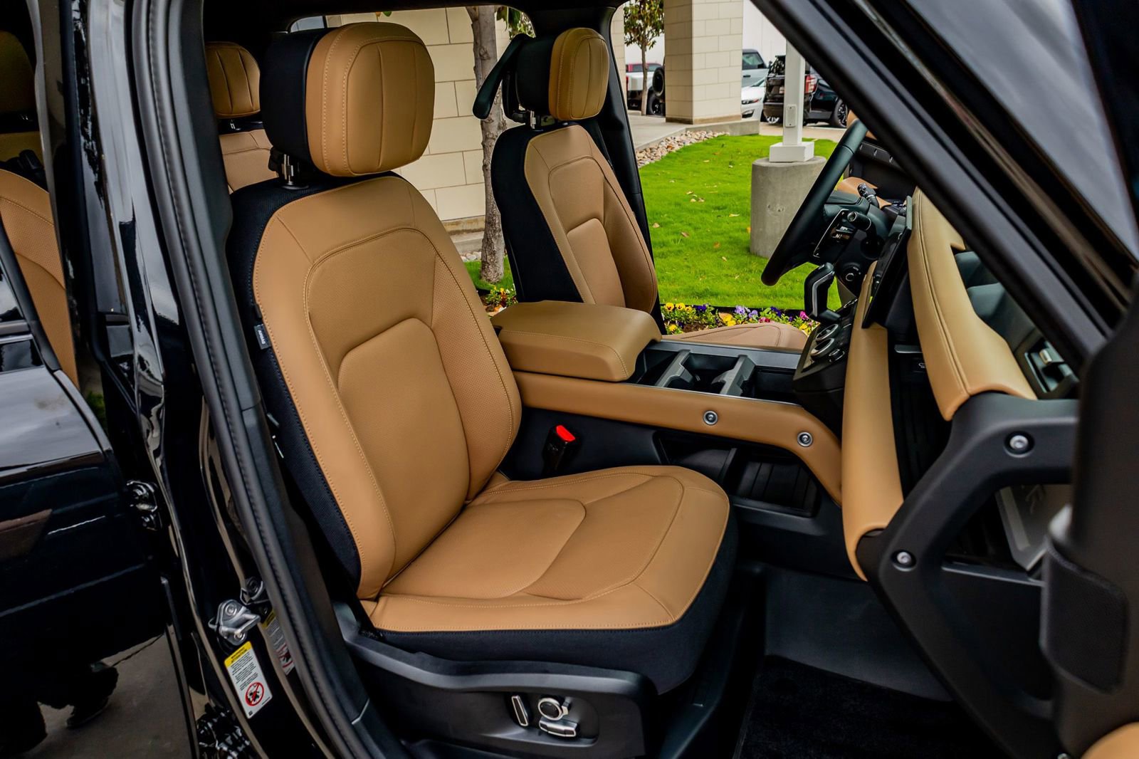 Used 2025 Land Rover Defender 130 V8 image 31