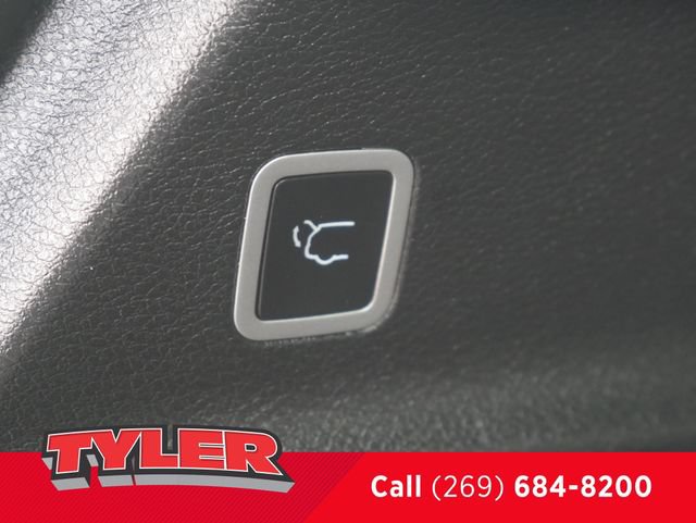 Used 2025 Chrysler Pacifica Limited FWD image 17