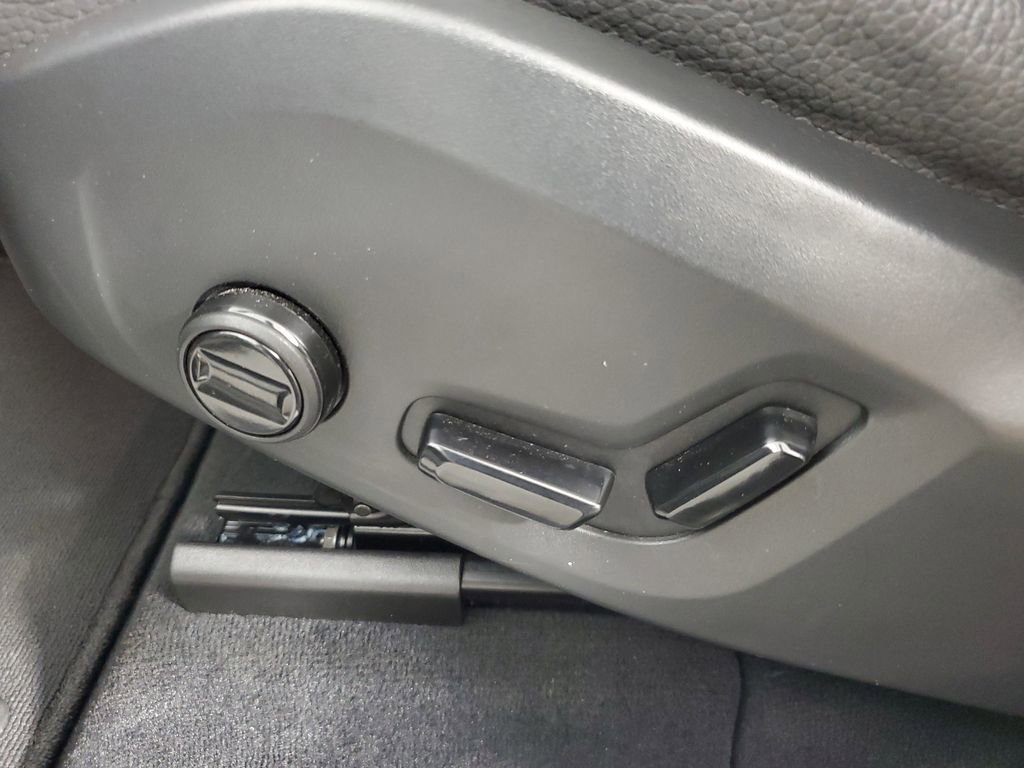 Used 2025 Volvo XC60 B5 Plus AWD/4WD image 23