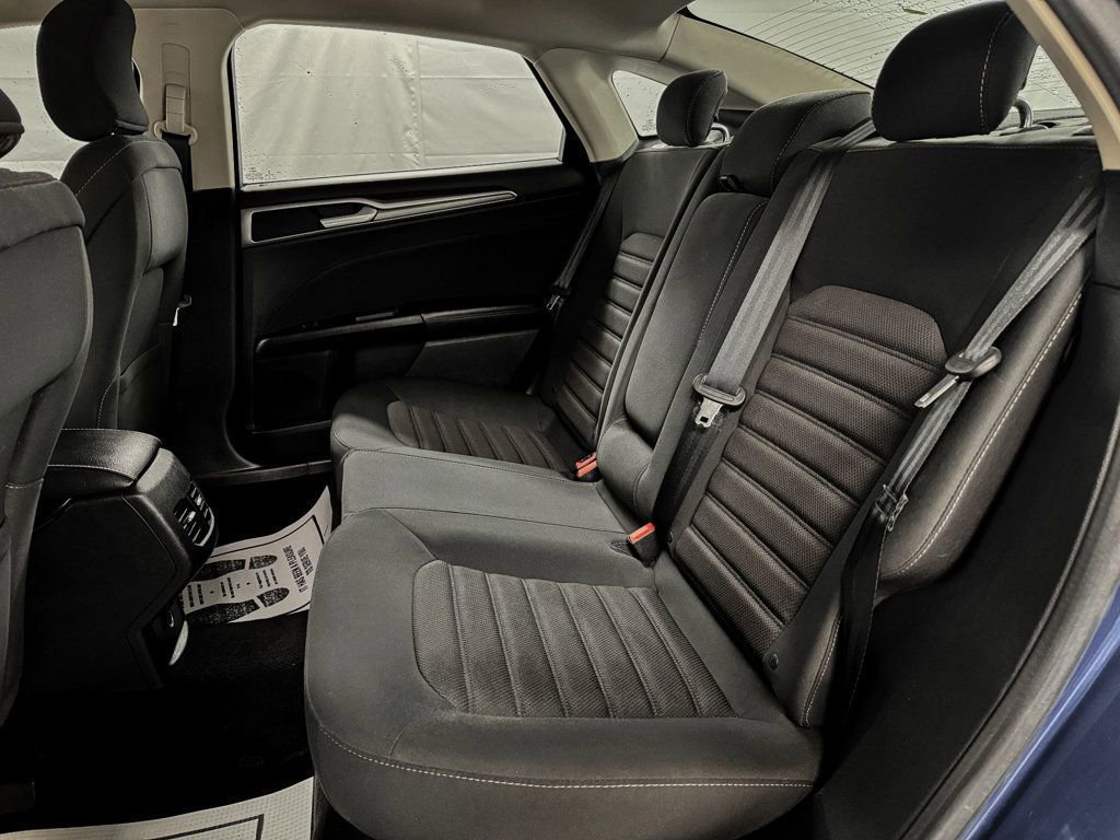 Used 2017 Ford Fusion SE image 10