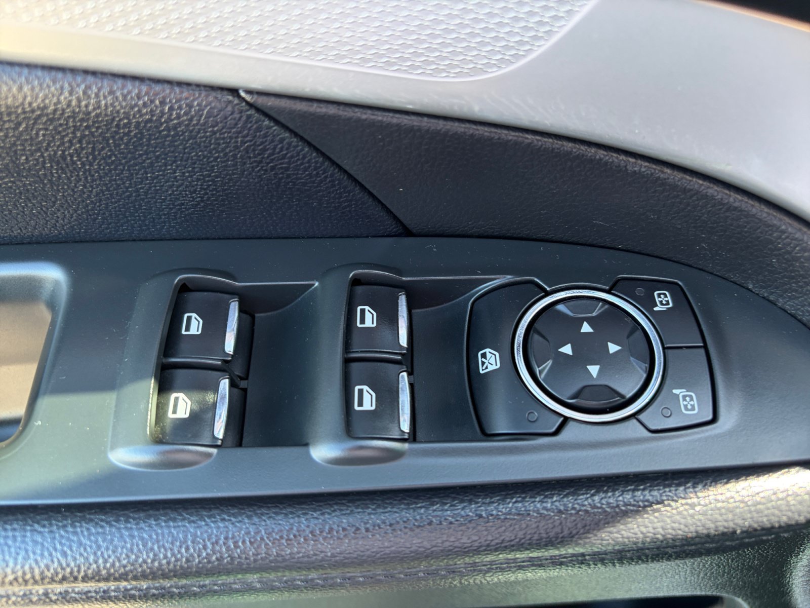 Used 2017 Ford Explorer XLT AWD/4WD image 13