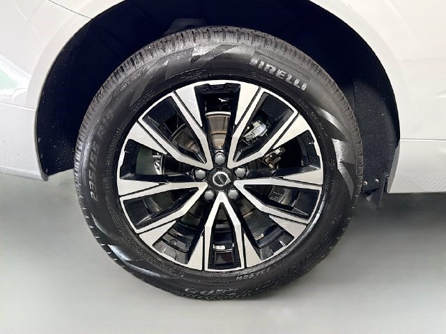 Used 2023 Volvo XC60 B5 Plus FWD image 32