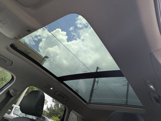 Used 2022 Volkswagen Taos SE w/ Panoramic Sunroof Package FWD image 21