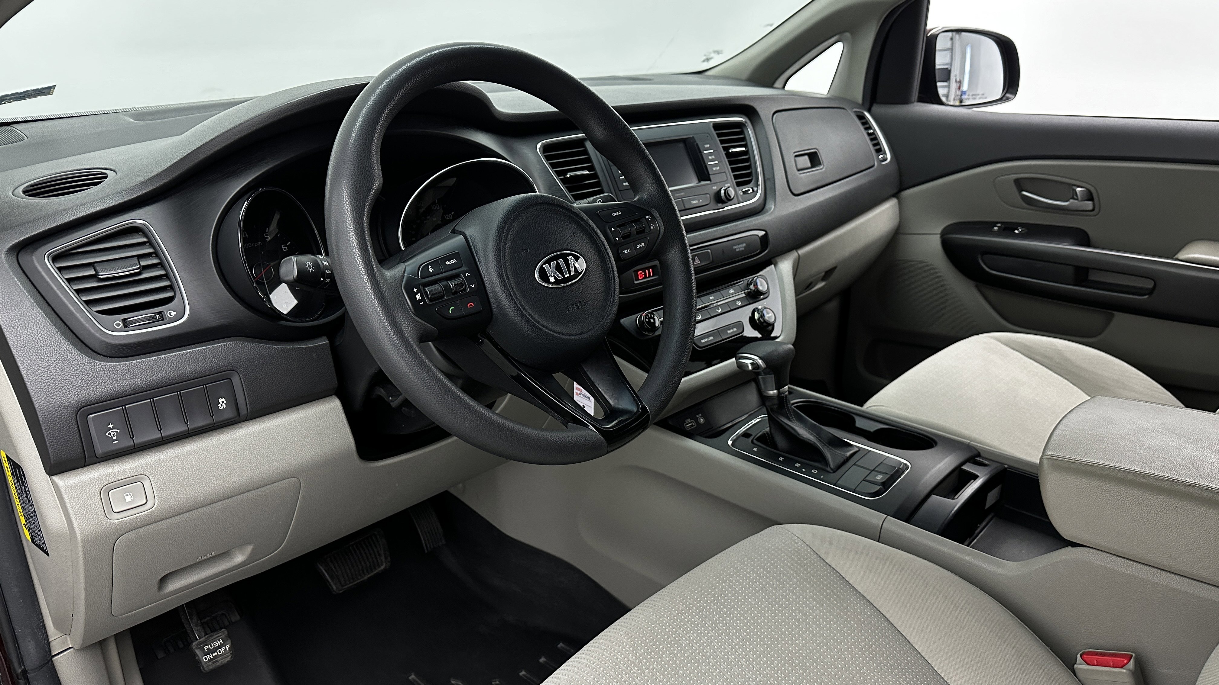 Used 2018 Kia Sedona LX image 8