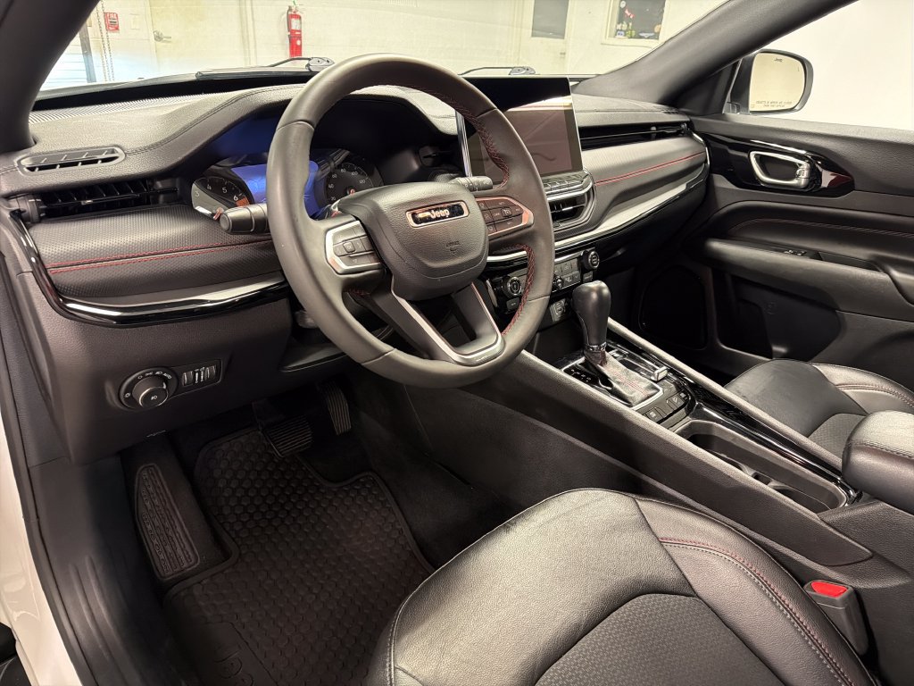 Used 2025 Jeep Compass Trailhawk AWD/4WD image 24