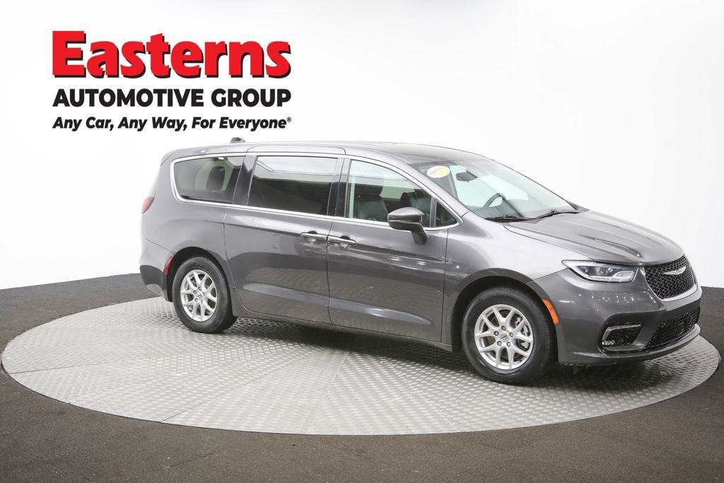 Used 2023 Chrysler Pacifica Touring-L FWD image 47