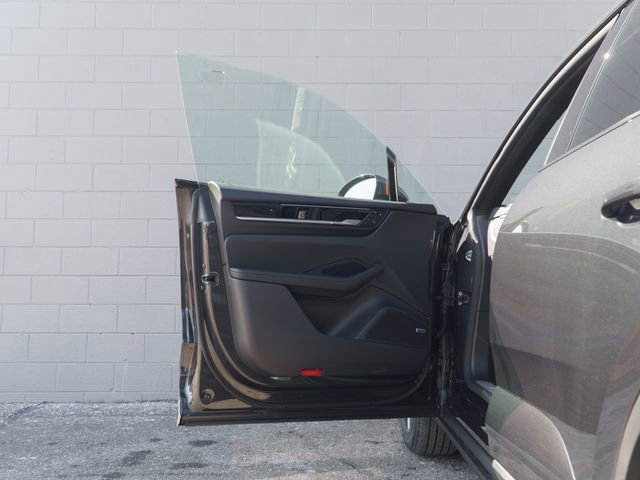 New 2026 Porsche Macan 4 Electric image 13