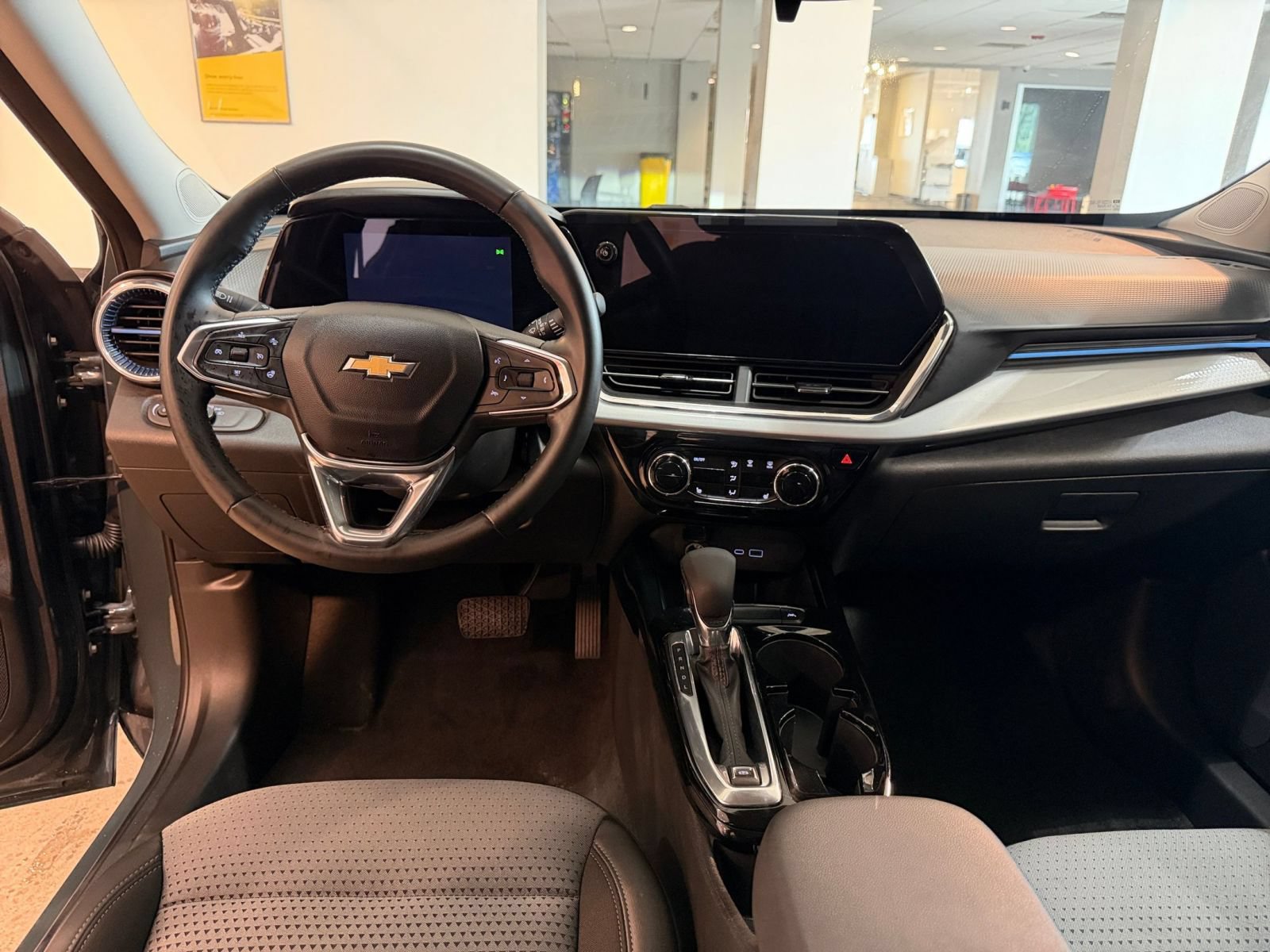 Used 2025 Chevrolet Trax LT w/ LT Convenience Package FWD image 33