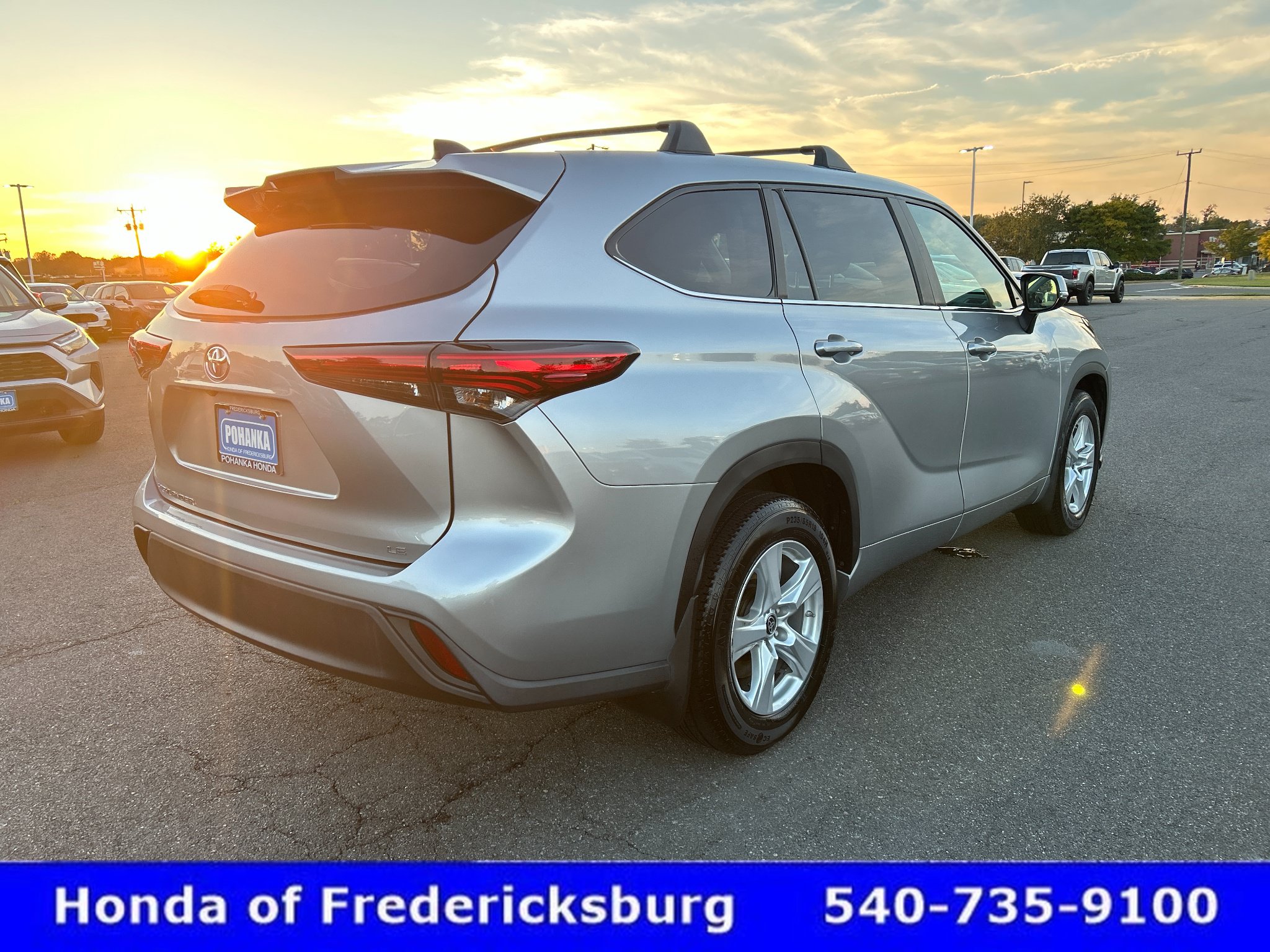 Used 2023 Toyota Highlander LE FWD image 6