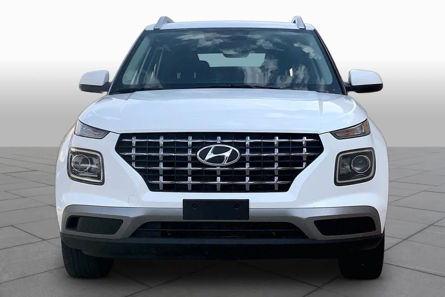 Certified 2025 Hyundai Venue SEL FWD image 4
