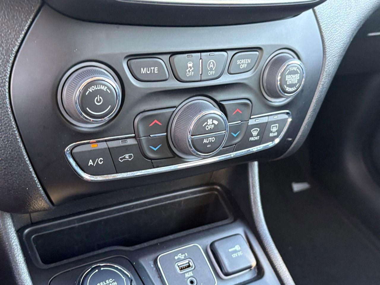 Used 2023 Jeep Cherokee Altitude Lux AWD/4WD image 20