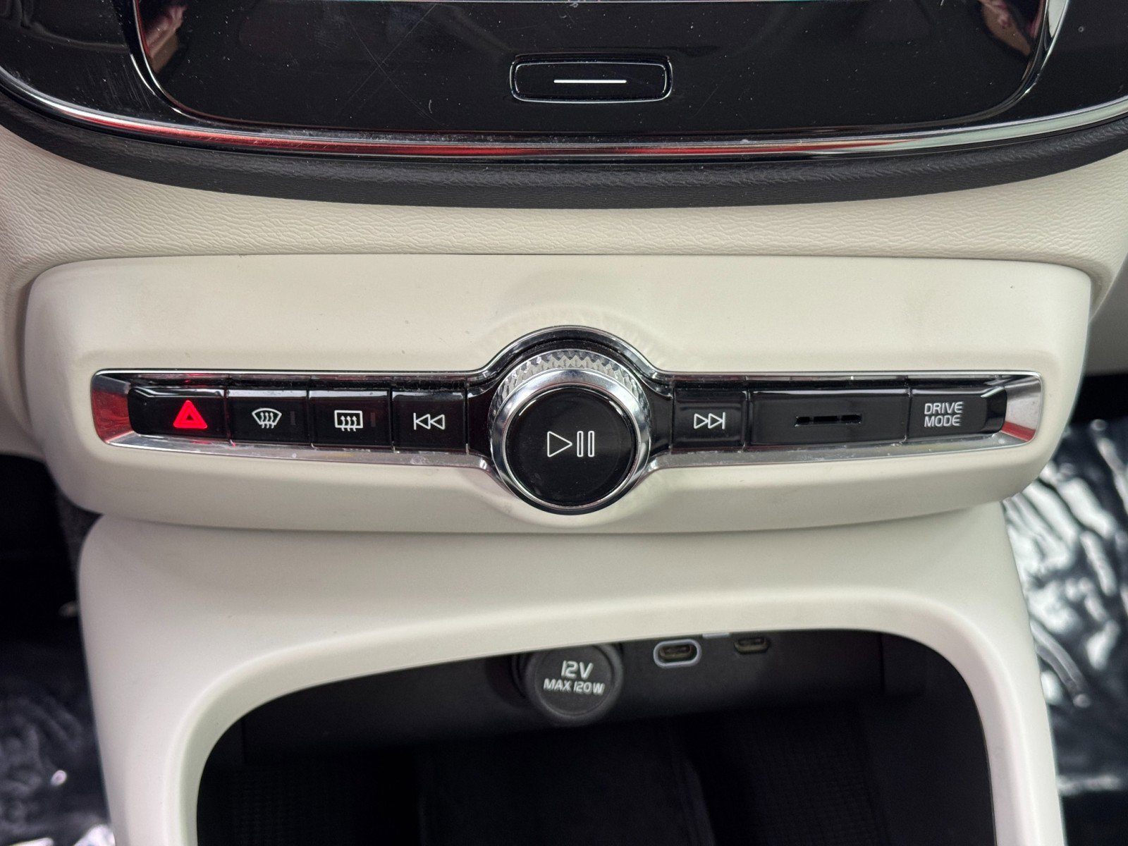 Used 2022 Volvo XC40 T5 Momentum w/ Premium Package image 29