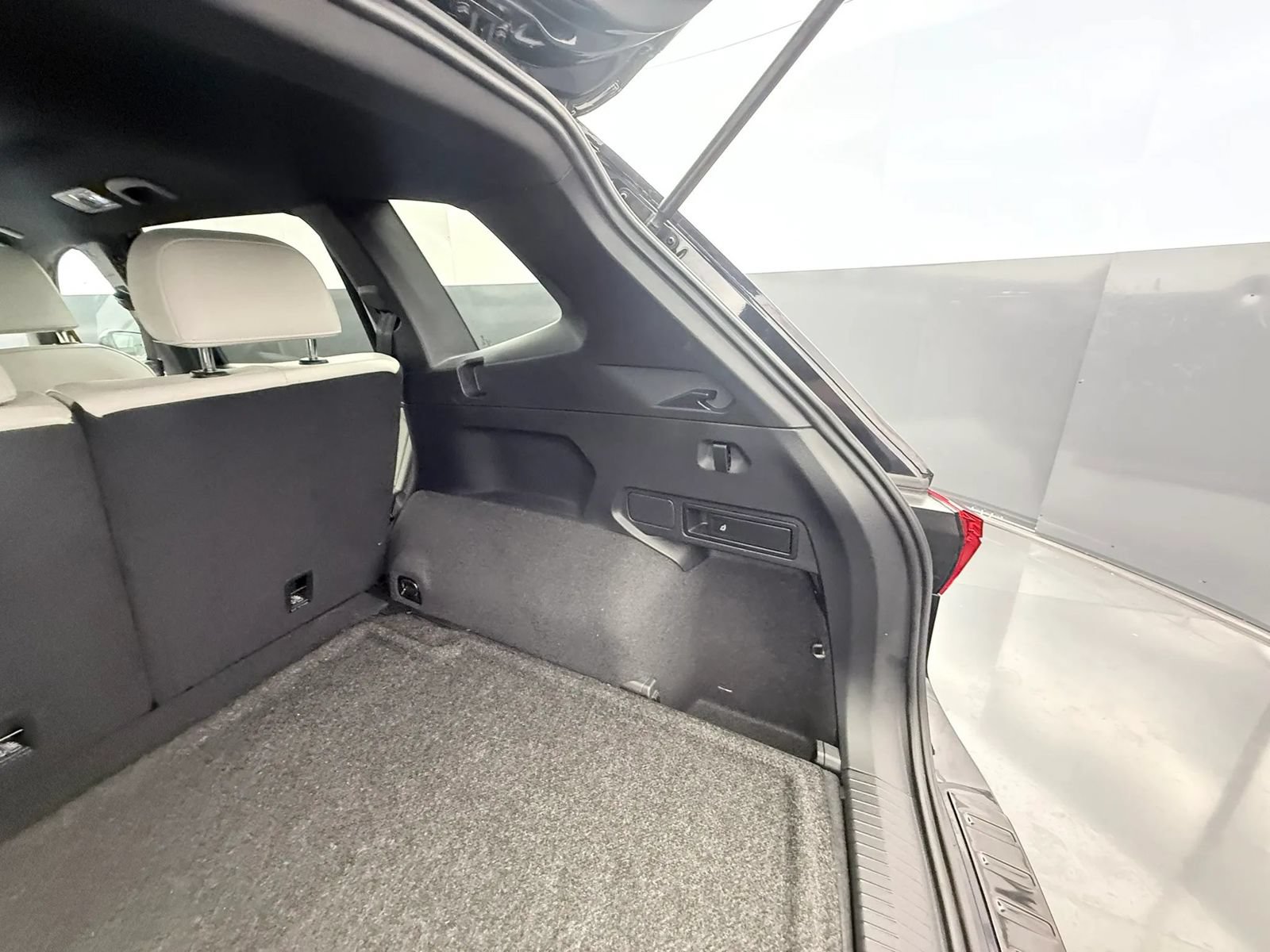 Used 2023 Volkswagen Tiguan SE R-Line AWD/4WD image 18