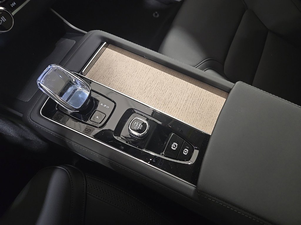 New 2026 Volvo XC90 B6 Plus w/ Protection Package Premier AWD/4WD image 12