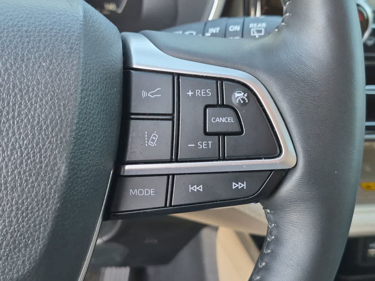 Used 2024 Toyota Highlander Limited AWD/4WD image 24