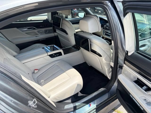 Used 2016 BMW 750i RWD image 34