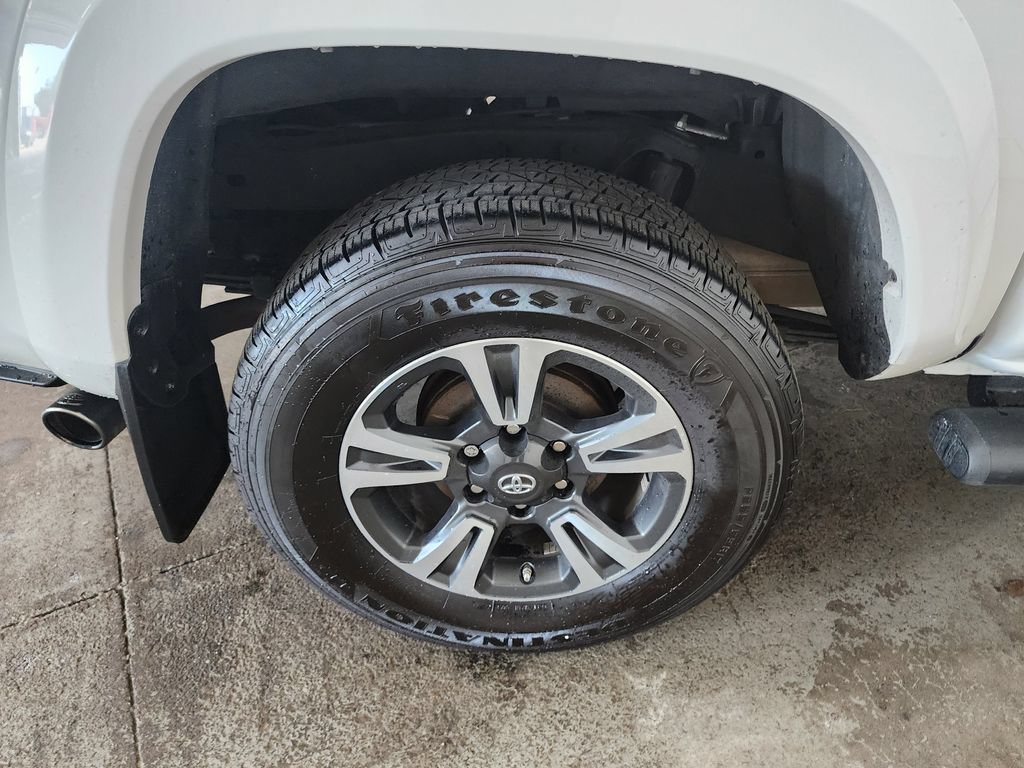 Used 2018 Toyota Tacoma TRD Sport w/ Exterior Package AWD/4WD image 38