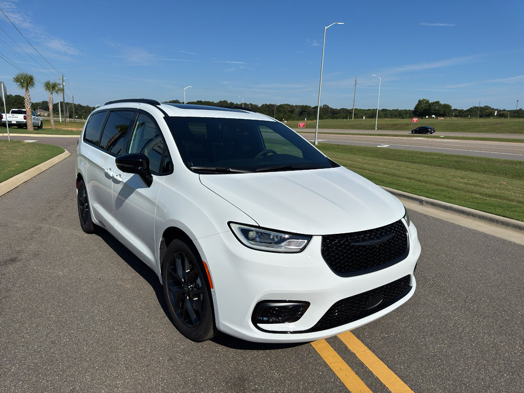 New 2026 Chrysler Pacifica Limited w/ S Appearance Package FWD image 1