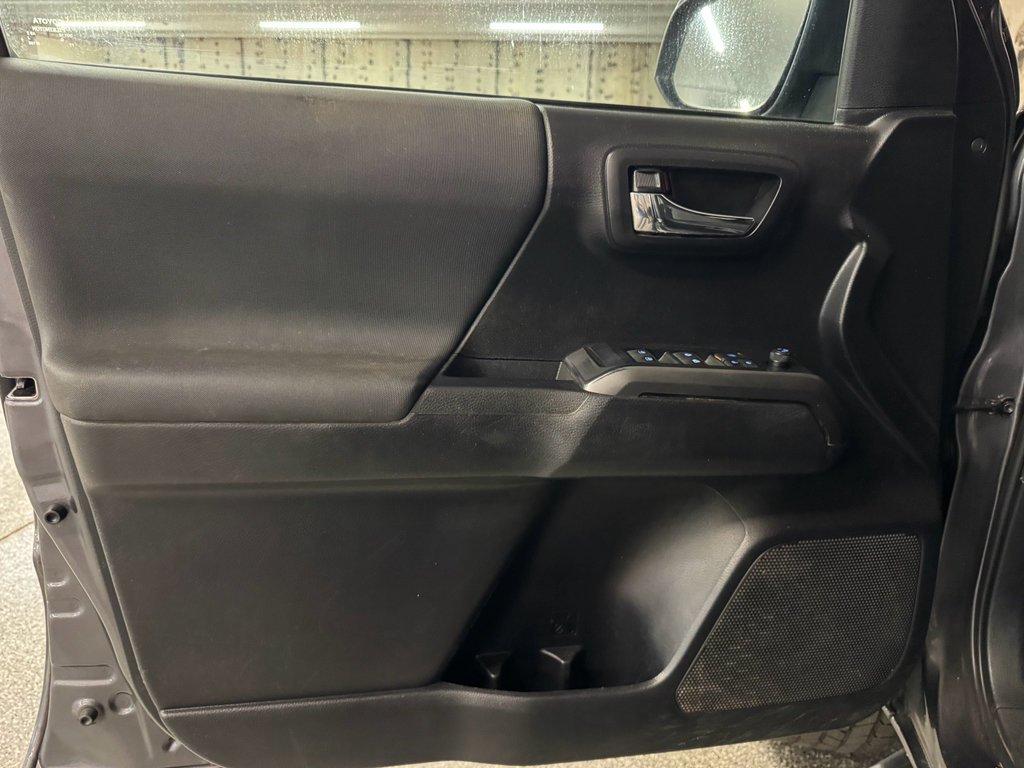 Used 2021 Toyota Tacoma TRD Sport w/ Technology Package AWD/4WD image 15