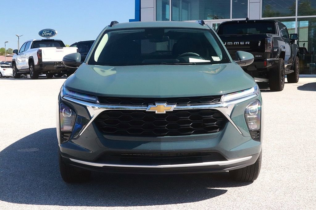 Used 2025 Chevrolet Trax LT FWD image 2