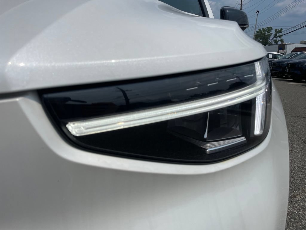 Certified 2025 Volvo XC40 B5 Plus AWD/4WD image 9