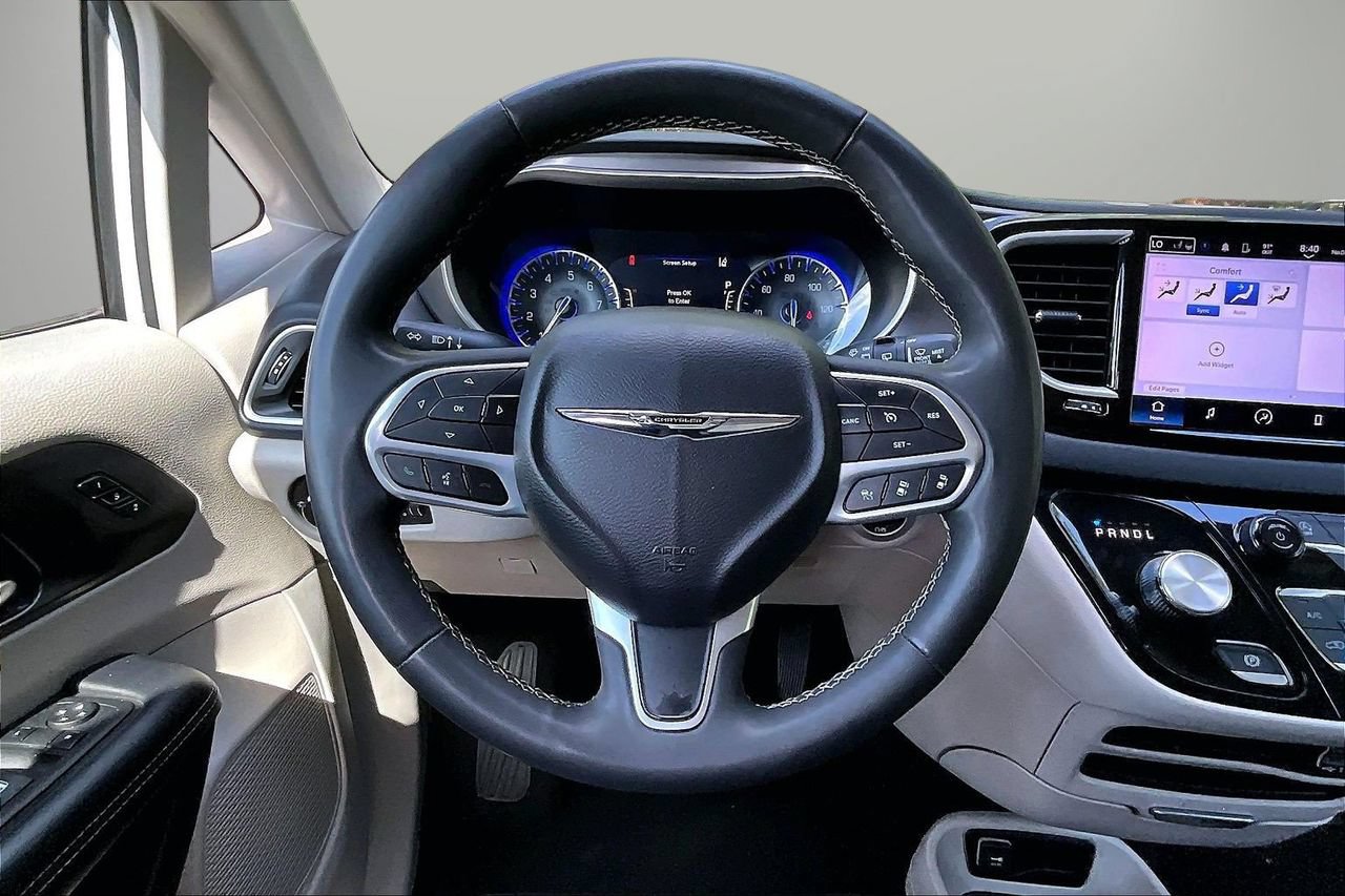 Certified 2023 Chrysler Pacifica Touring-L FWD image 11