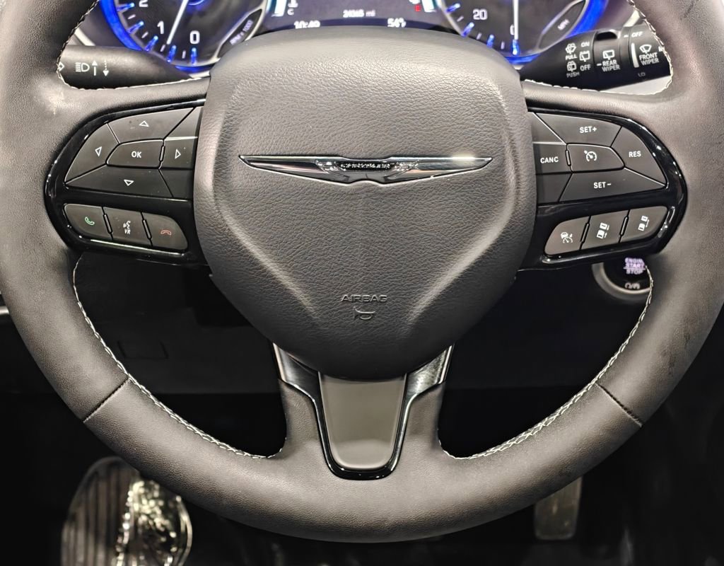 Used 2025 Chrysler Pacifica Limited image 5