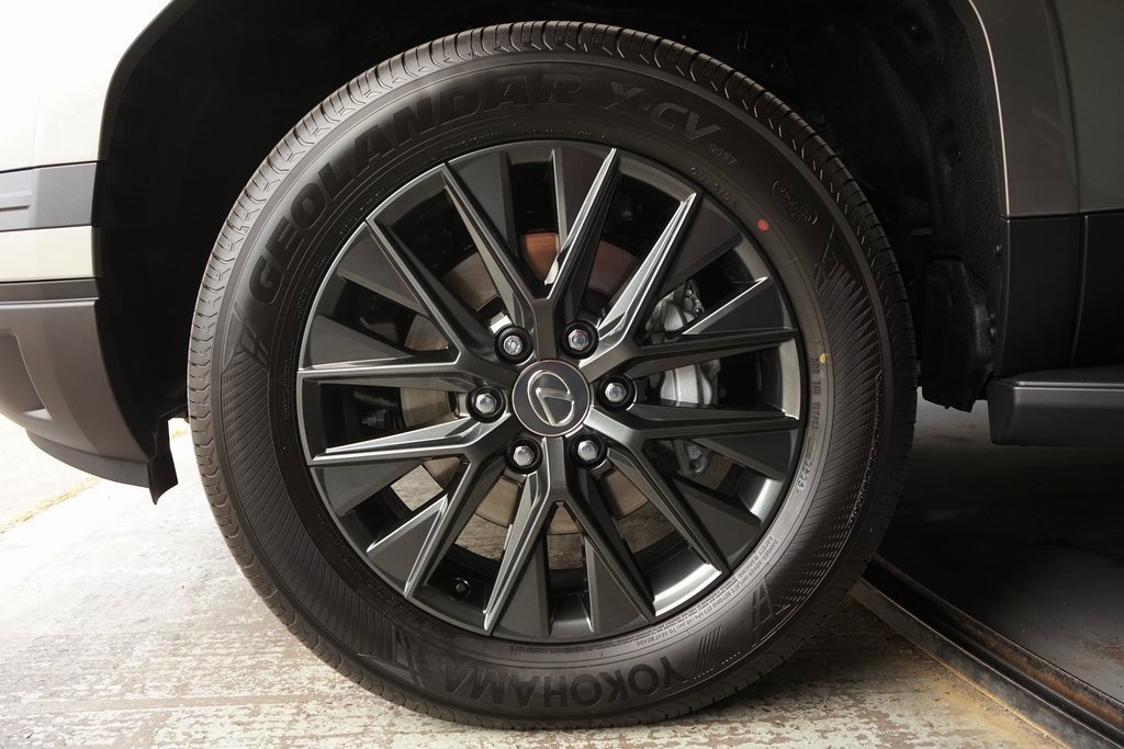 Used 2025 Lexus GX 550 image 32