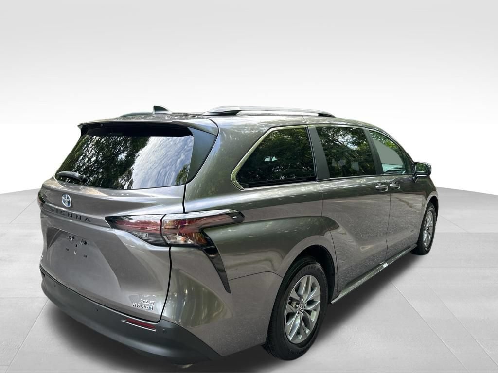 Used 2024 Toyota Sienna XLE FWD image 5