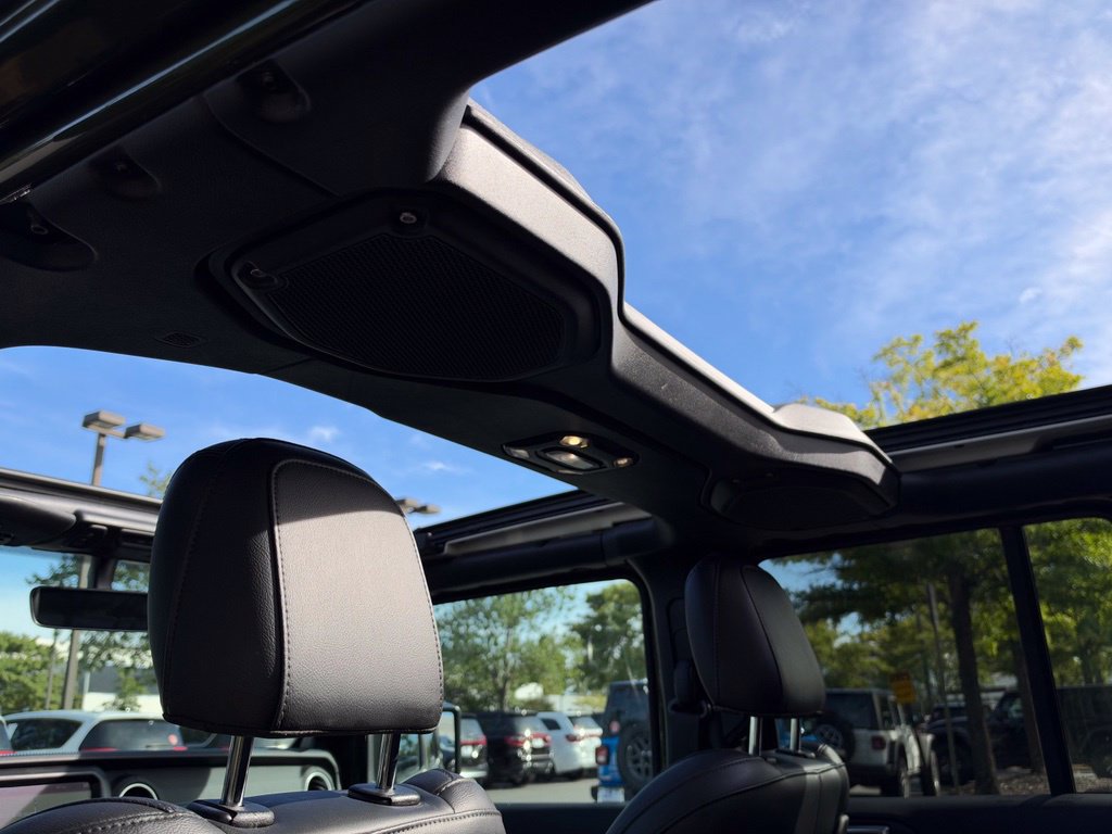 Used 2023 Jeep Wrangler Unlimited Rubicon 4xe w/ Cold Weather Group AWD/4WD image 33